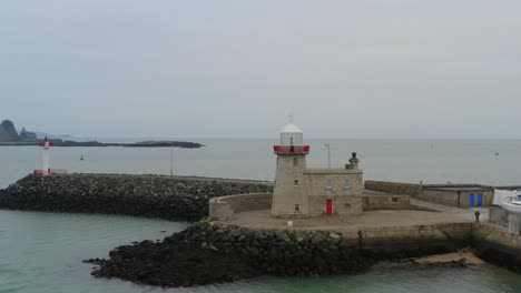 disparo aéreo en órbita. faro del puerto de howth. dublín. irlanda