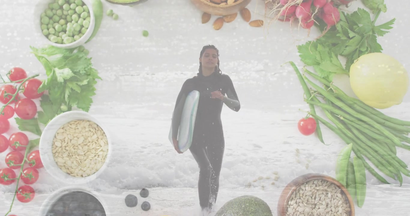 Naispuolinen surffaaja poistuu aalloista ja kävelee kohti kameraa pitäen surffilautaa, ruokakollaasin kehystäessä sivuja.