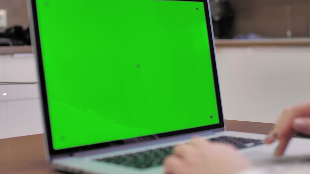 mujer usando computadora portátil con pantalla verde portátil, tiro 4k. tecnología, clave de croma, plantilla, maqueta y concepto de entretenimiento.