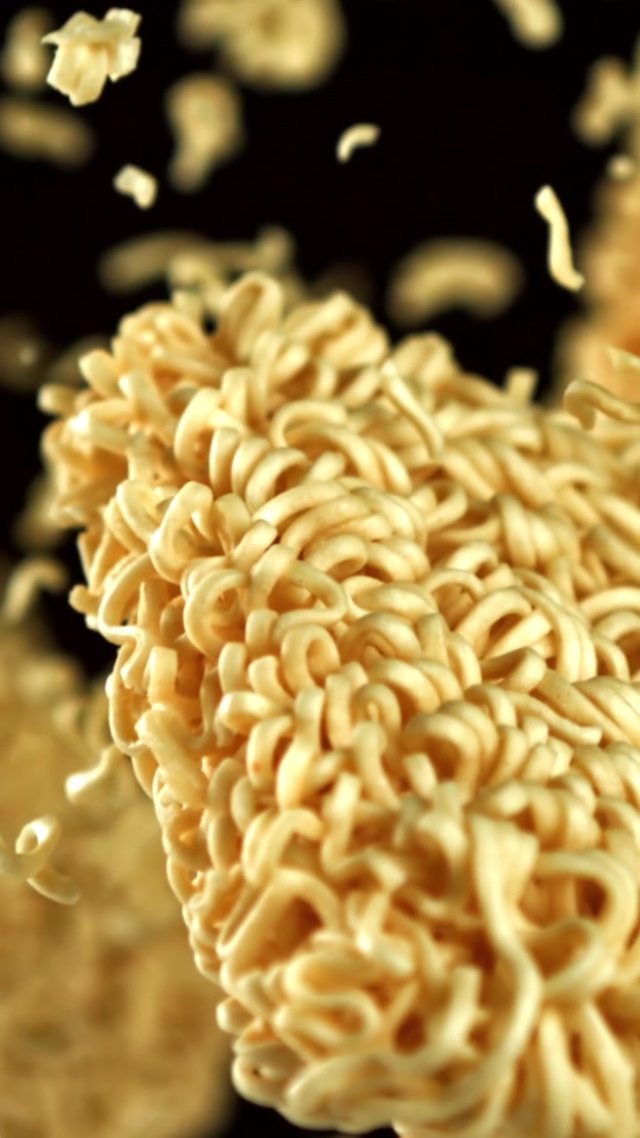 乾燥インスタント麺がスローモーションで落ちるクローズアップ