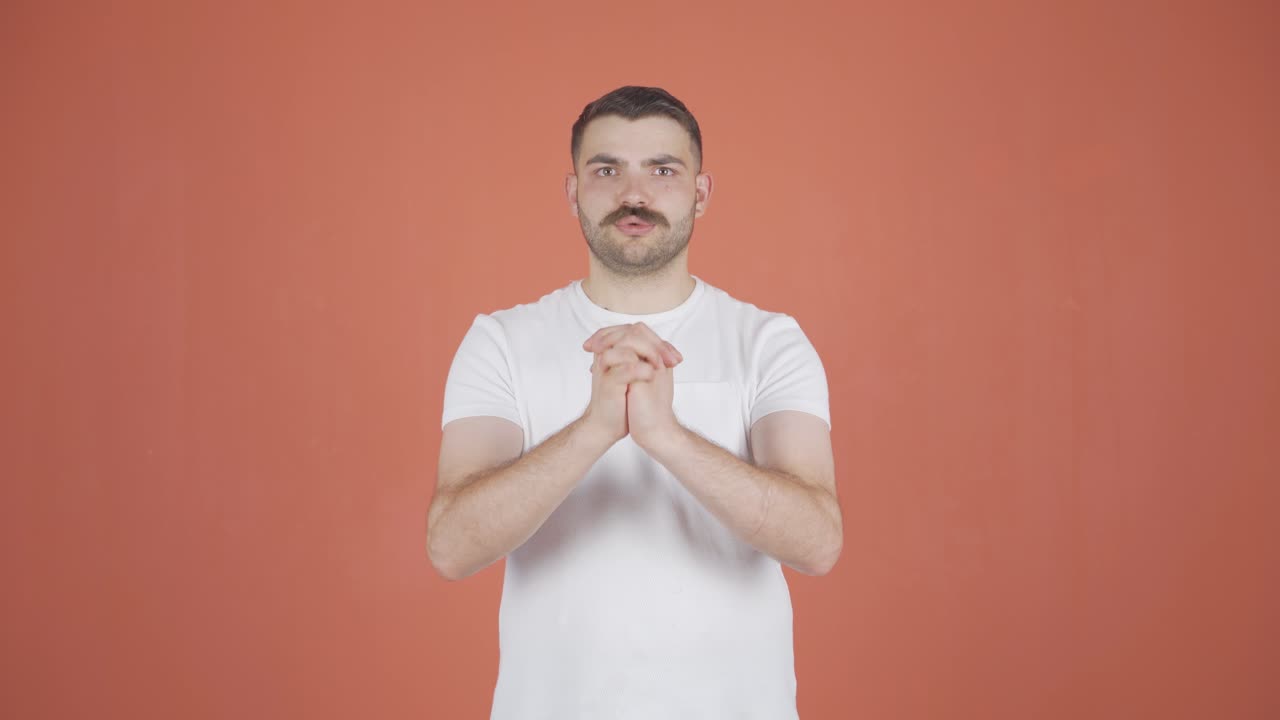 카메라 앞에서 동기부여 연설을 하는 남자