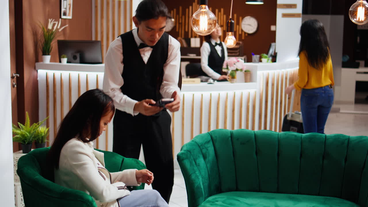 Un cliente soddisfatto dà soldi al cameriere dopo aver pagato il caffè.