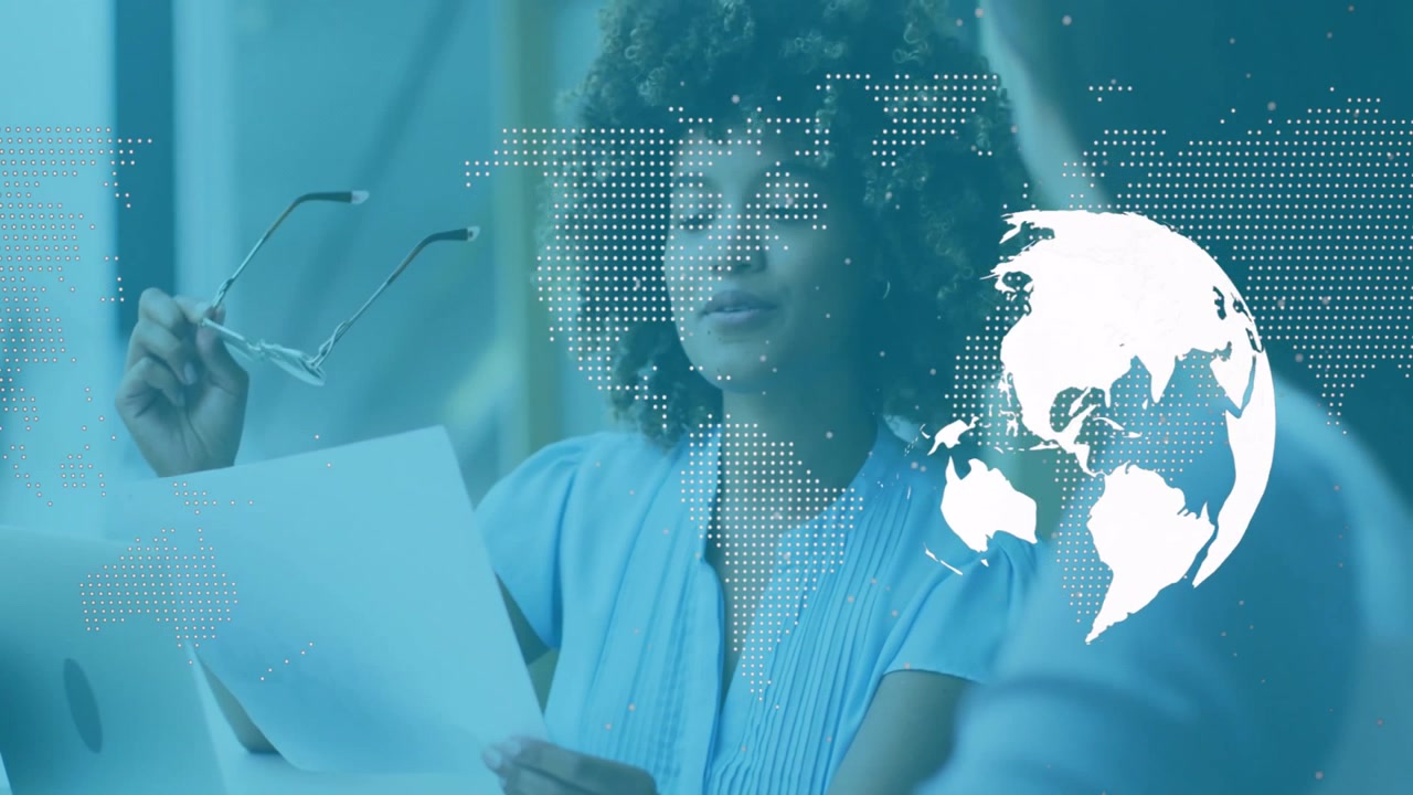 Empresária Revisando Documentos com Sobreposição de Mapa-Múndi Digital