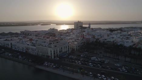 Vista-Aérea-De-La-Histórica-Ciudad-De-Ayamonte-Contra-El-Río-Guadiana-Al-Atardecer,-Huelva,-España