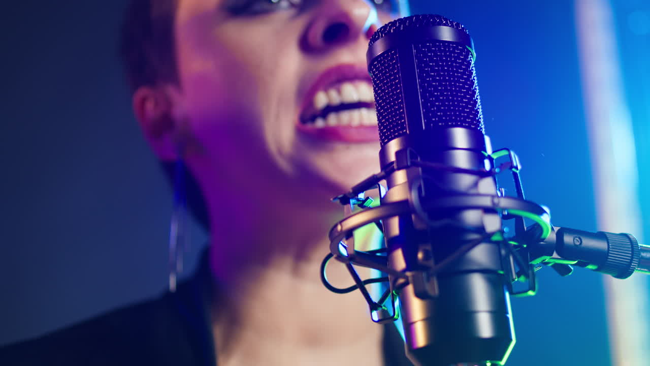 mujer cantando en un micrófono