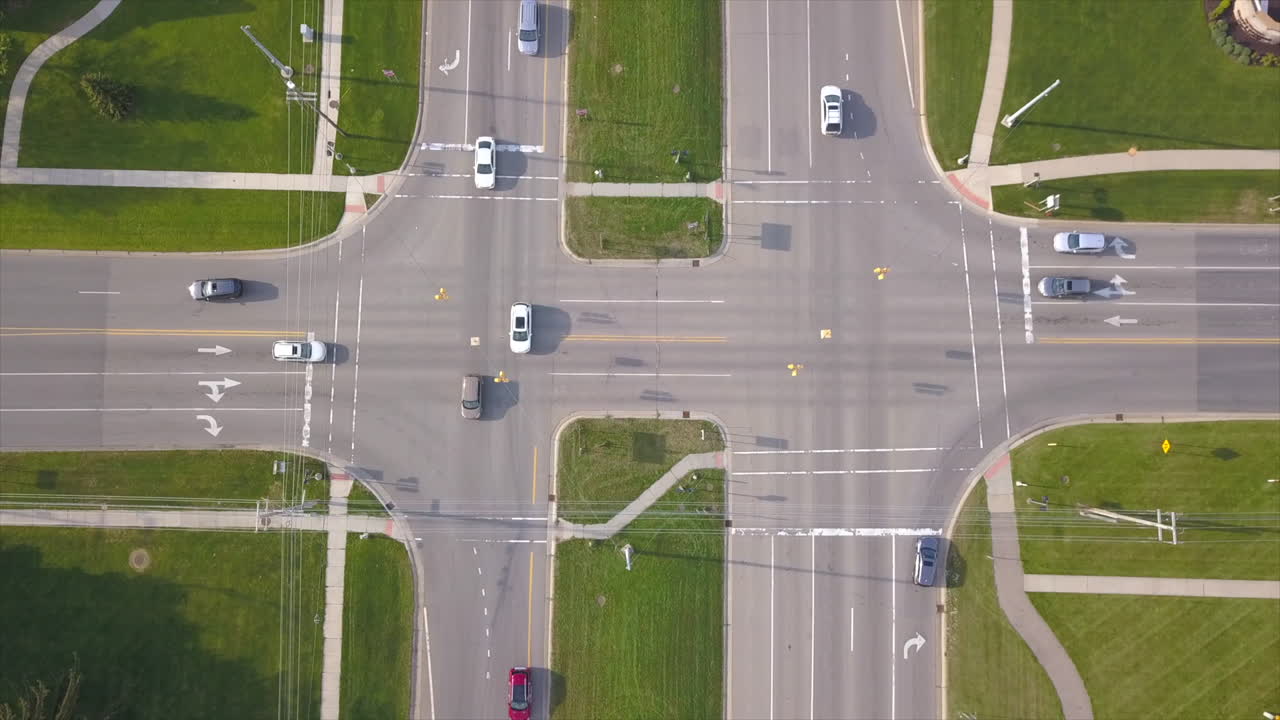 toma aérea de drones de una intersección concurrida - volar hacia arriba