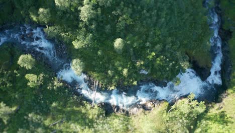 Una-Vista-Aérea-De-La-Curva-Del-Río-Stikkelvikelva