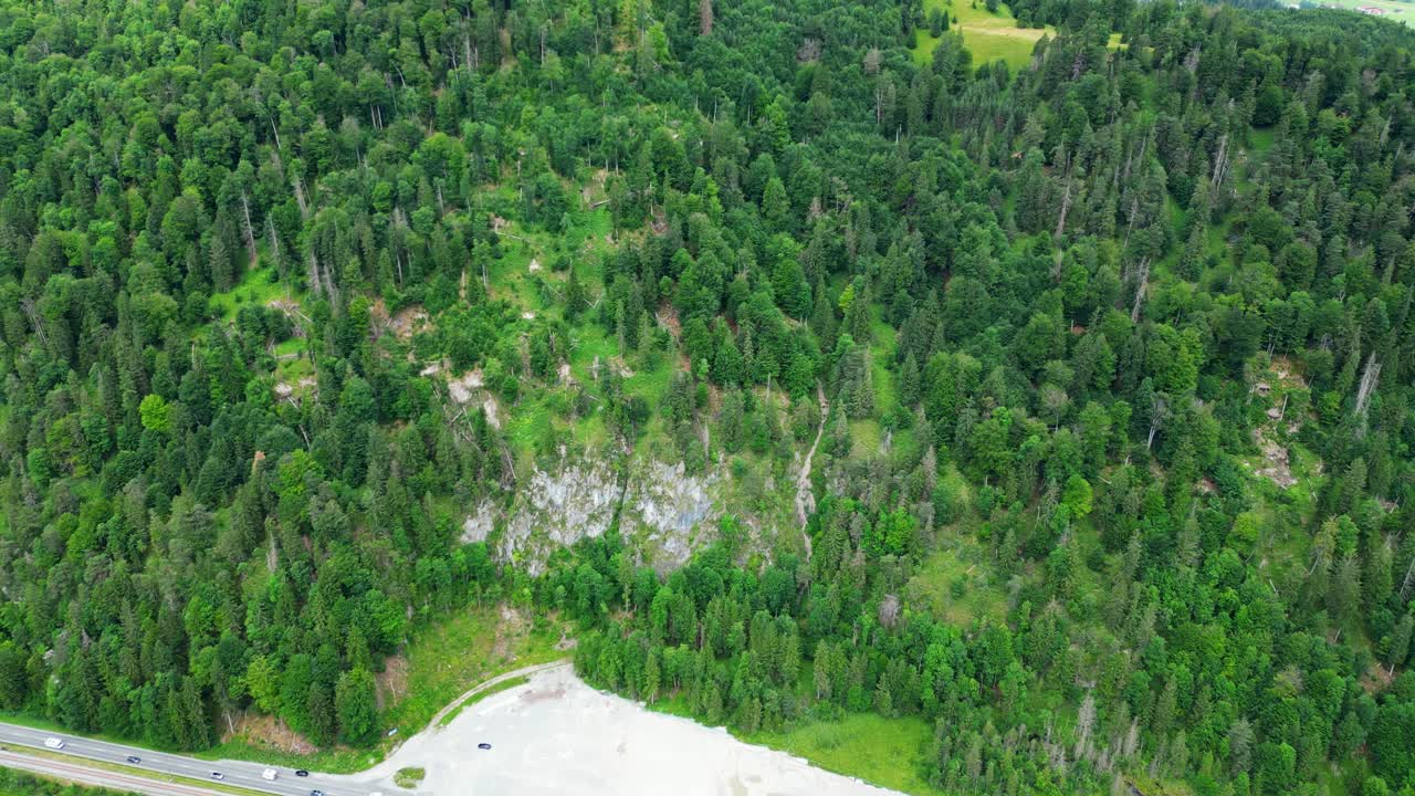 воздушный вид на живописную дорогу в альпах, гармиш-партенкирхен баварская деревенская улица в горах летом, германия