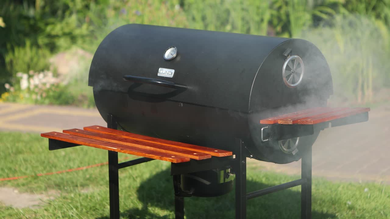 정원에서 흡연 바베큐 그릴