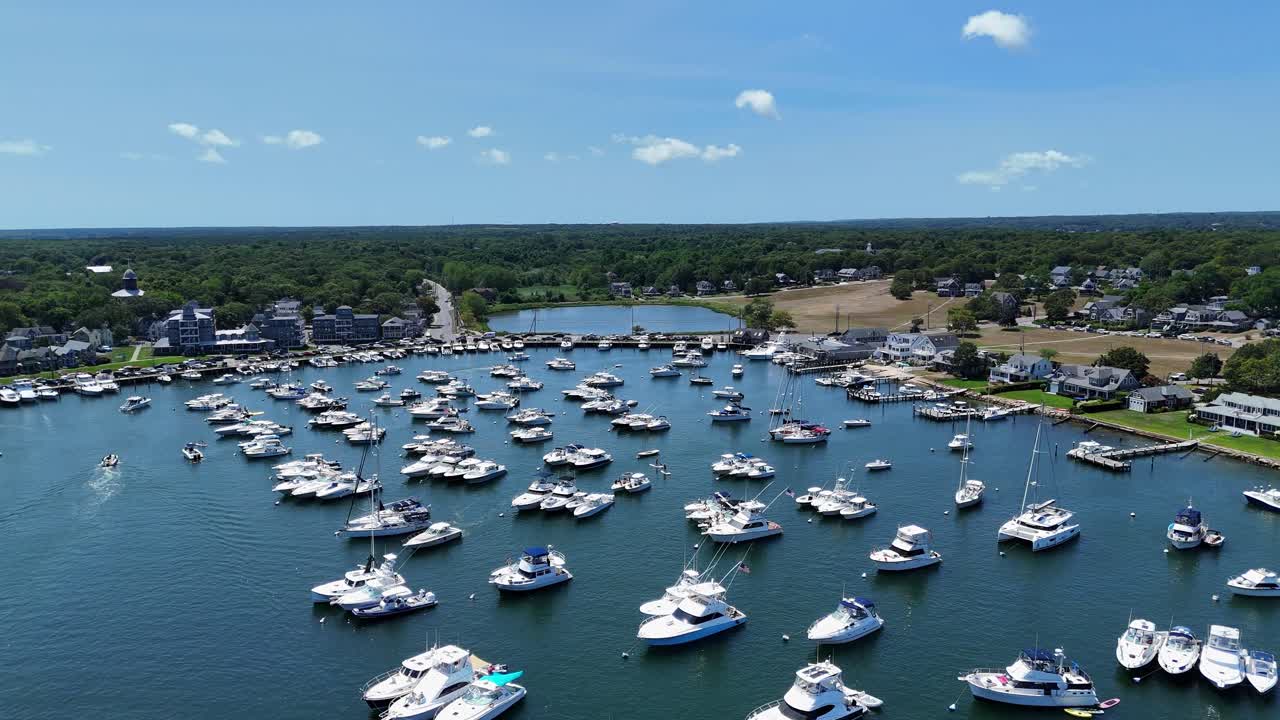 Veduta aerea di yacht e imbarcazioni di lusso ormeggiati al porto di Oak Bluffs in una giornata di sole a Martha's Vineyard, Massachusetts, USA.