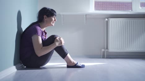 una mujer que tiene un colapso nervioso en casa está gritando.