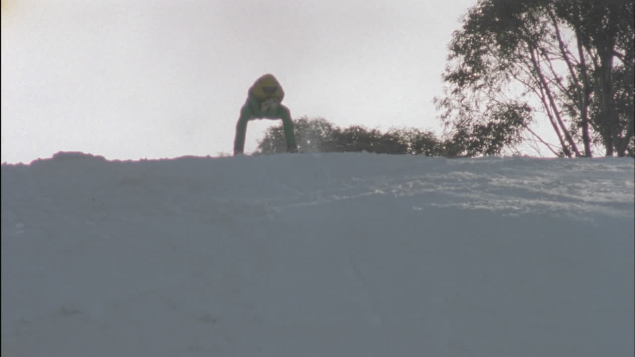 스키를 타고 슬로프를 내려가는 선수