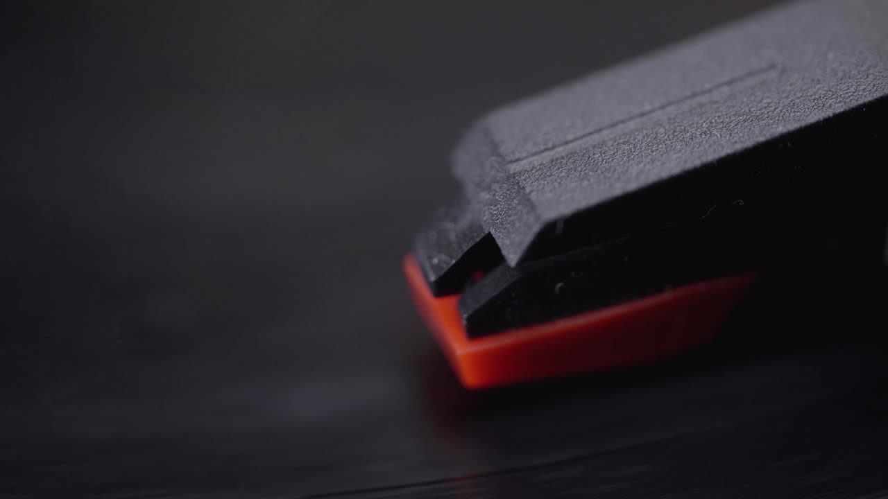 Primo piano di uno stilo di giradischi che riproduce un disco in vinile rotante