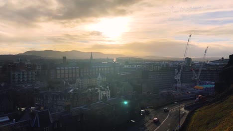 Ein-Wunderschöner-Blick-über-Die-Stadt-Zur-Goldenen-Stunde