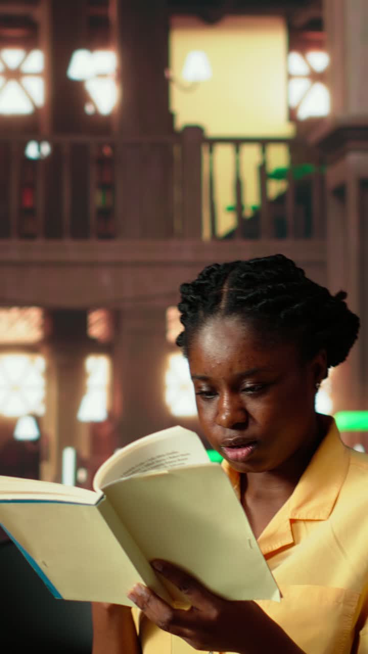 Junge afroamerikanische Frau liest und bespricht ein Buch