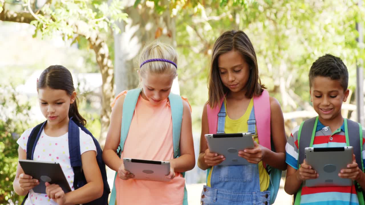 디지털 태블릿을 사용하는 학교 아이들의 그룹