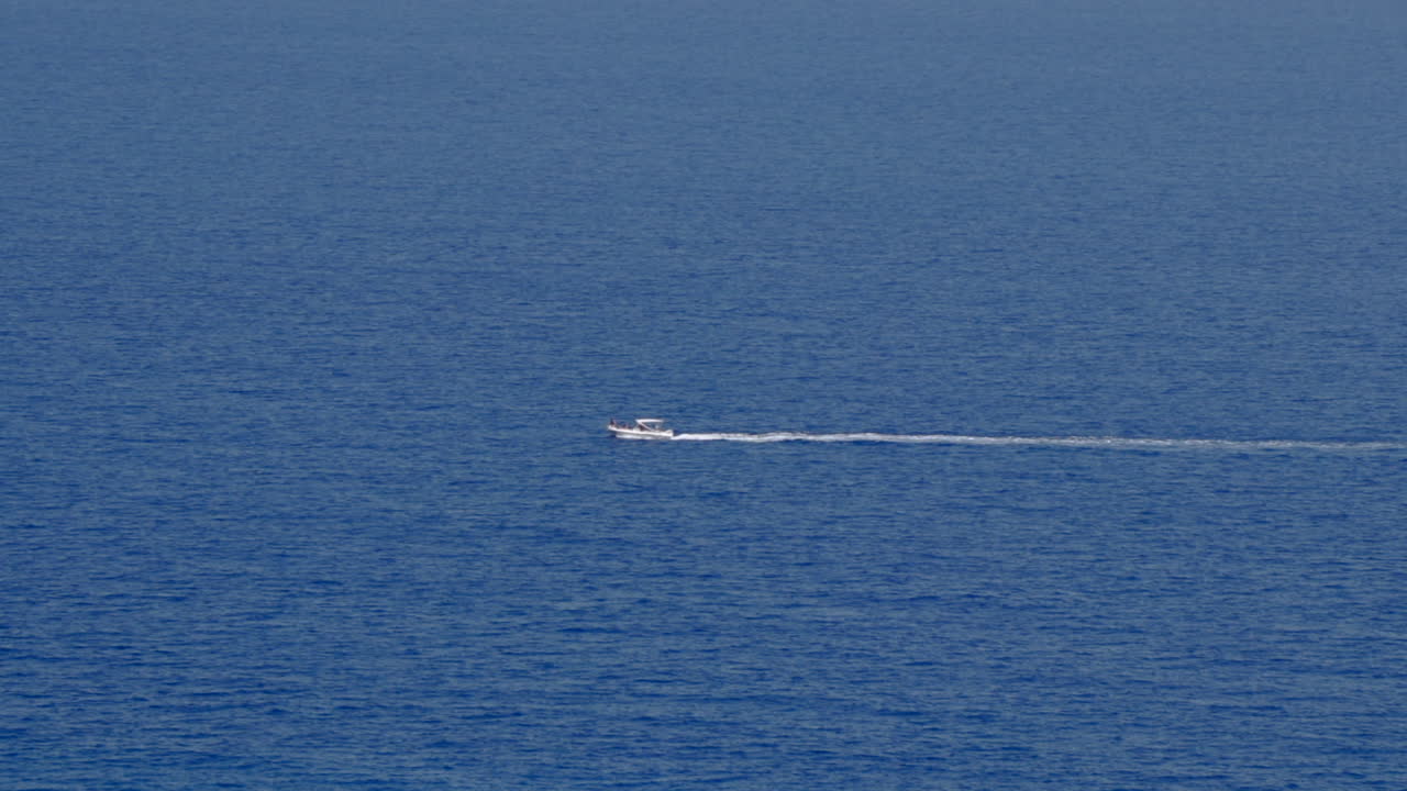 바다 를 가로질러 항해 하는 작은 배