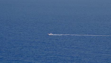 Pequeño-Barco-Navegando-Por-El-Océano