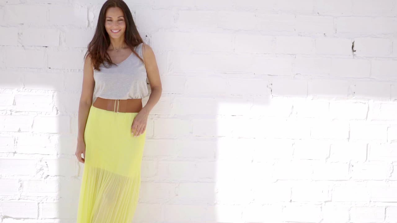 벽에 맞대고 포즈를 취하는 아름다운 중년 갈색