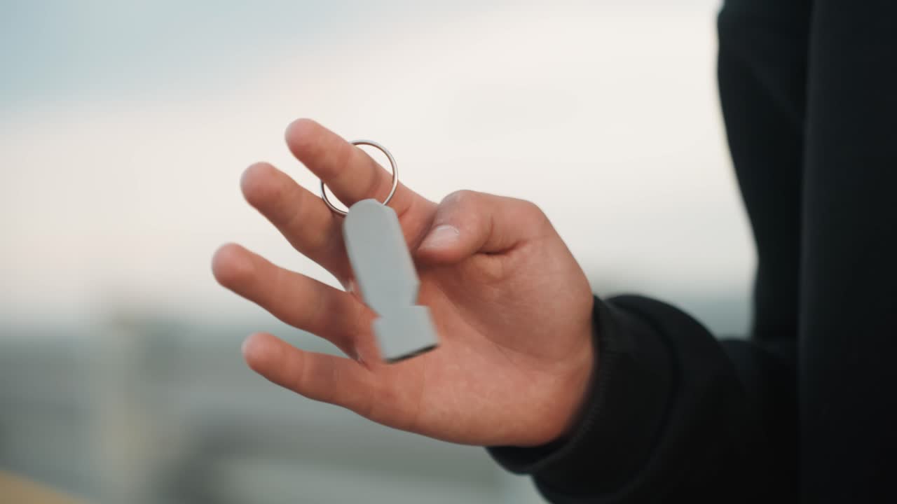 Mano clara desbloqueando. Una mano de tez luminosa gestiona el acceso a una embarcación cerca del muelle durante el día. Mano de tono claro manipulando un dispositivo de entrada sin llave junto al embarcadero bajo el sol antes de abordar.