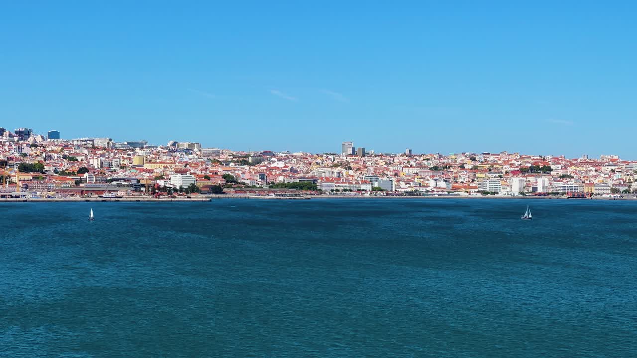 Lisbona, Portogallo, con il fiume in primo piano durante una giornata di sole splendente