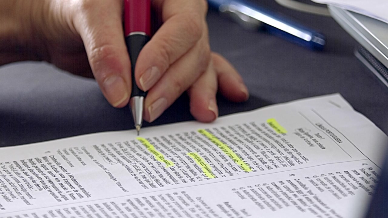 Strumento di scrittura, saggio, analisi di paragrafo, comunicazione di un'affermazione.