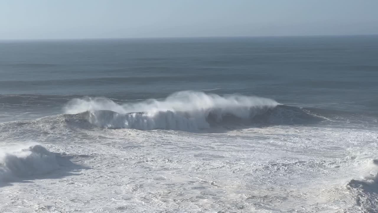 Onde nell'oceano a Nazaré, Portogallo
