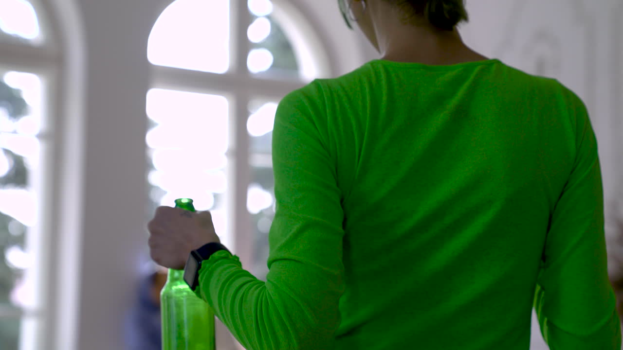 감자튀김을 먹고 있는 그녀의 친구들에게 접근하는 맥주와 함께 금발 친구