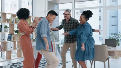 feliz, celebración y diseñadores bailan