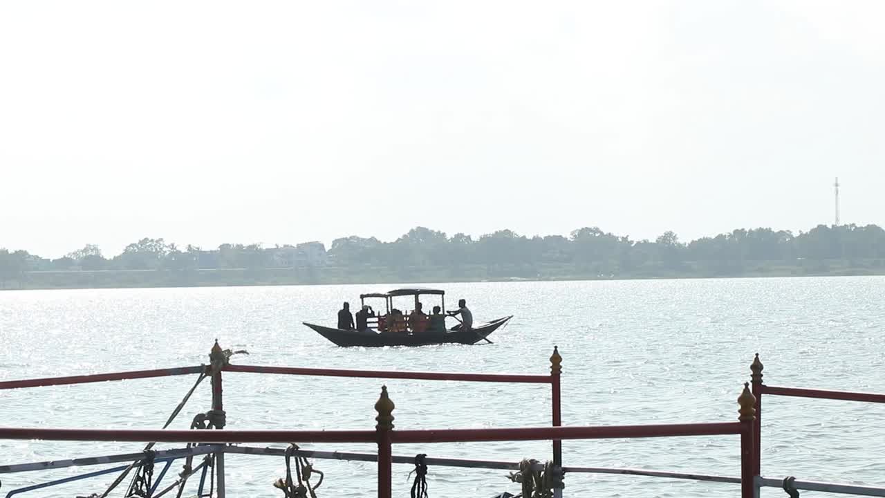 hombre del bote remando el bote en maithon damn en dhanbad en jharkhand, india el 27 de septiembre de 2020