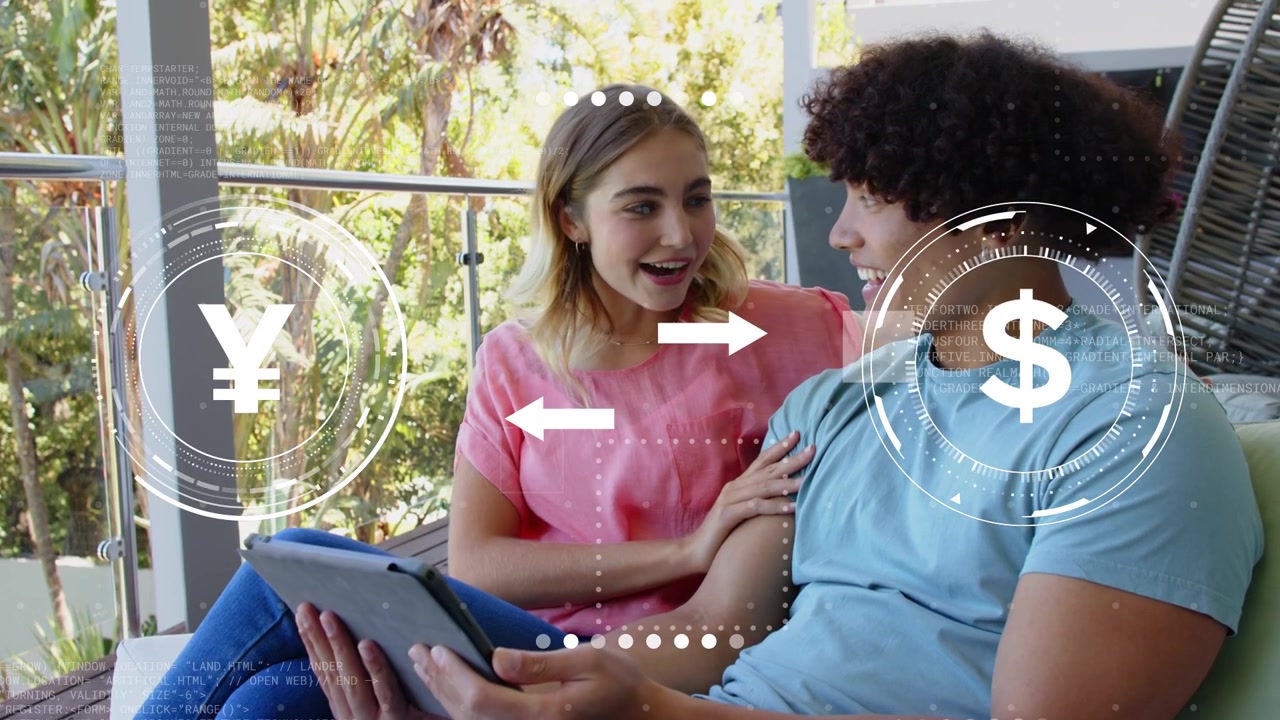 Pareja usando una tableta en el porche, generando una interfaz HUD animada de divisas, verificando tipos de cambio y sonriendo.