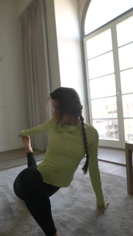 mujer haciendo yoga en casa