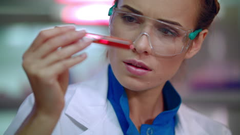 doctora analizando líquido en un tubo de ensayo. doctora de laboratorio haciendo investigación médica