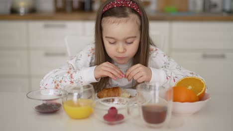 una niña tomando el desayuno