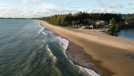 Disparo-De-Dron-Que-Revela-El-Paisaje-Aislado-De-La-Playa-De-Khao-Lak,-Tailandia