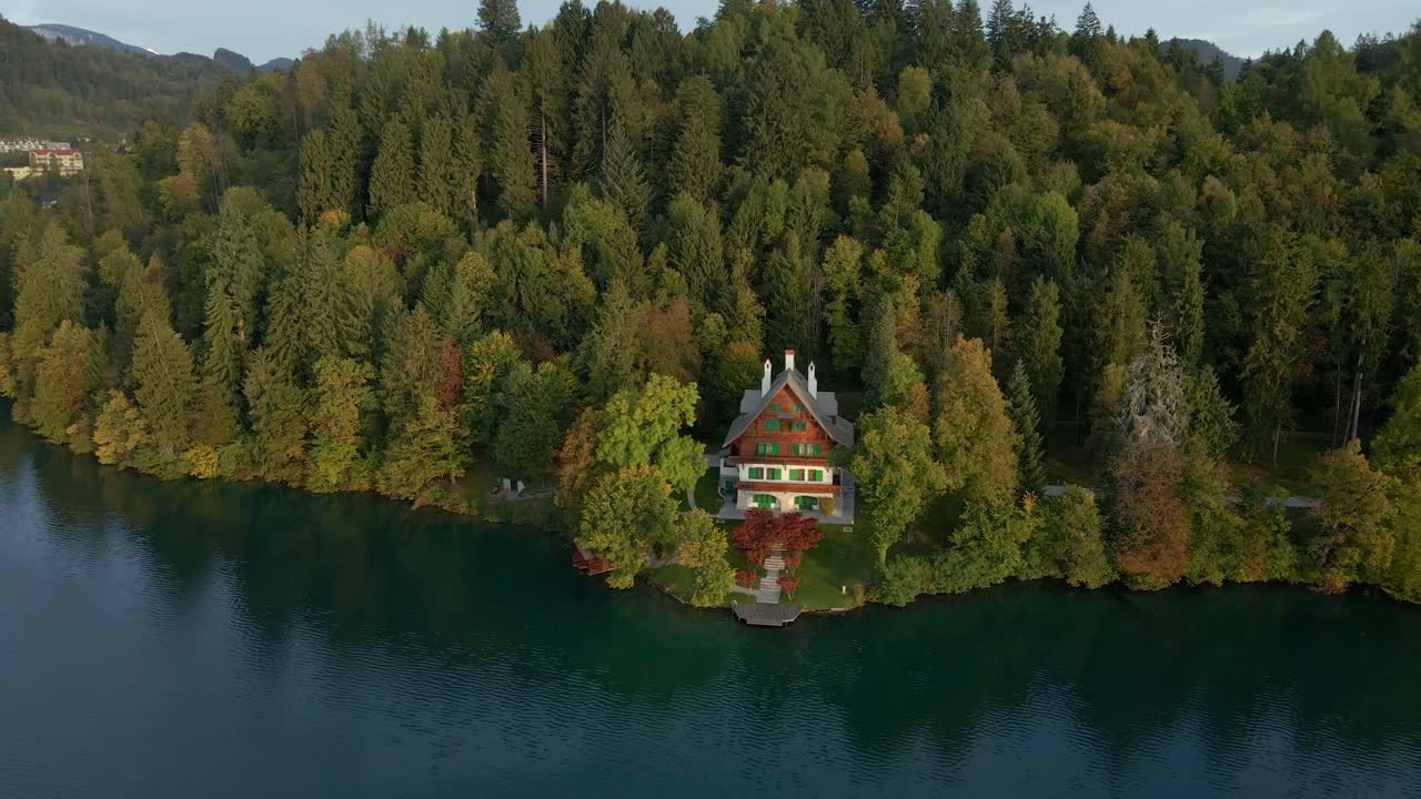 Colori autunnali circondano una tranquilla casa sul lago di Bled, Slovenia