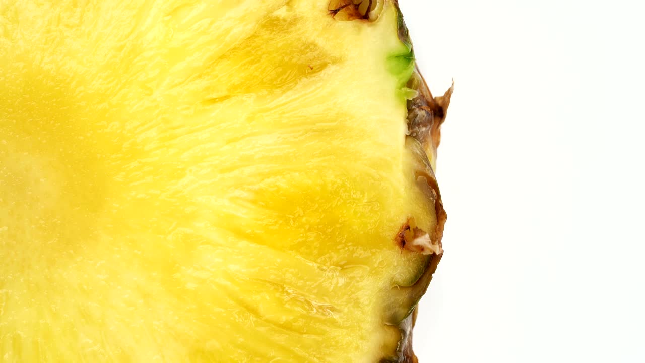 파인애플 섹션이 턴테이블에서 회전합니다.