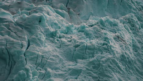 Natürliche-Textur-Aus-Reinem-Blauem-Eis-Und-Weißem-Schnee,-Gletscher-In-Patagonien---Schwenkaufnahme