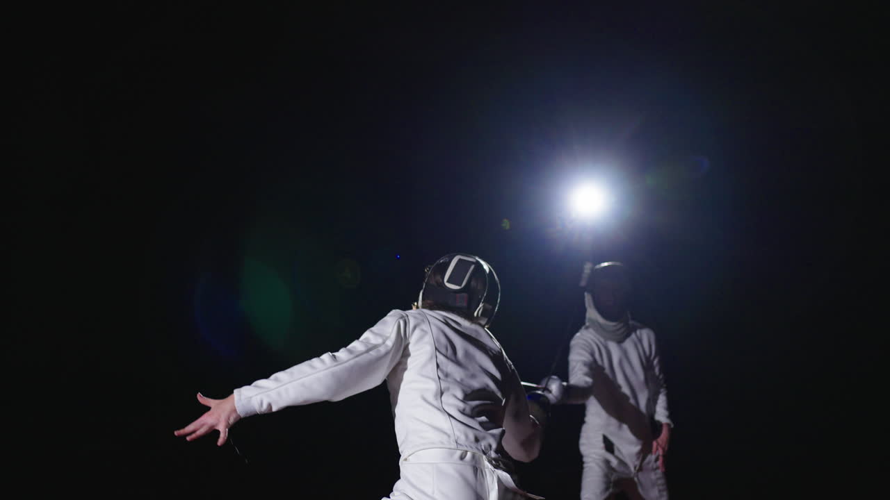 dos esgrimistas en una competencia