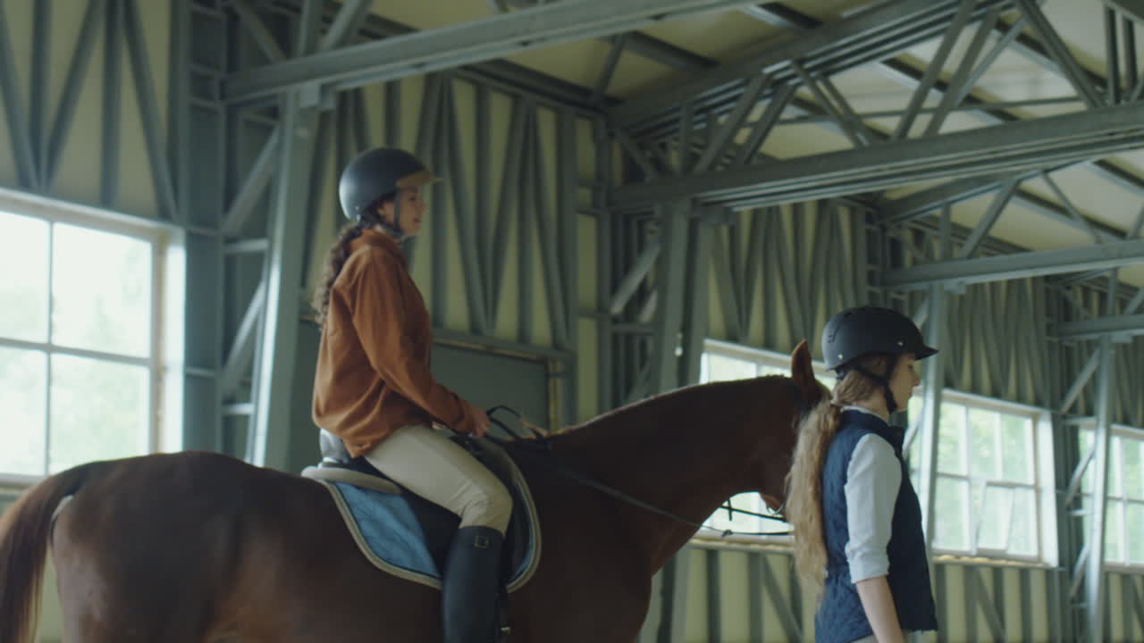 Sessão de treinamento equestre com amazona e menina guiando