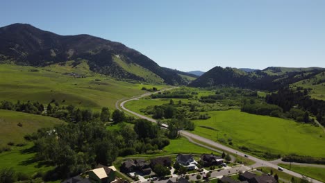 esta es una toma del lado oeste que da a parte de la cordillera de bridger, justo en las afueras de bozeman, montana