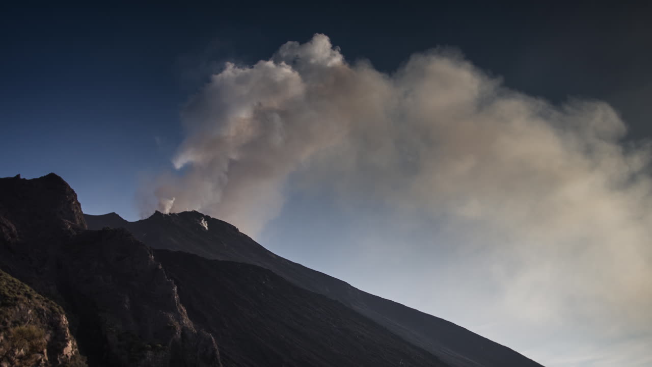 스트롬볼리 화산 4k 37