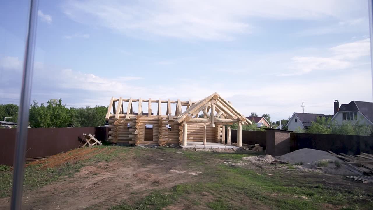 cabaña de madera en construcción