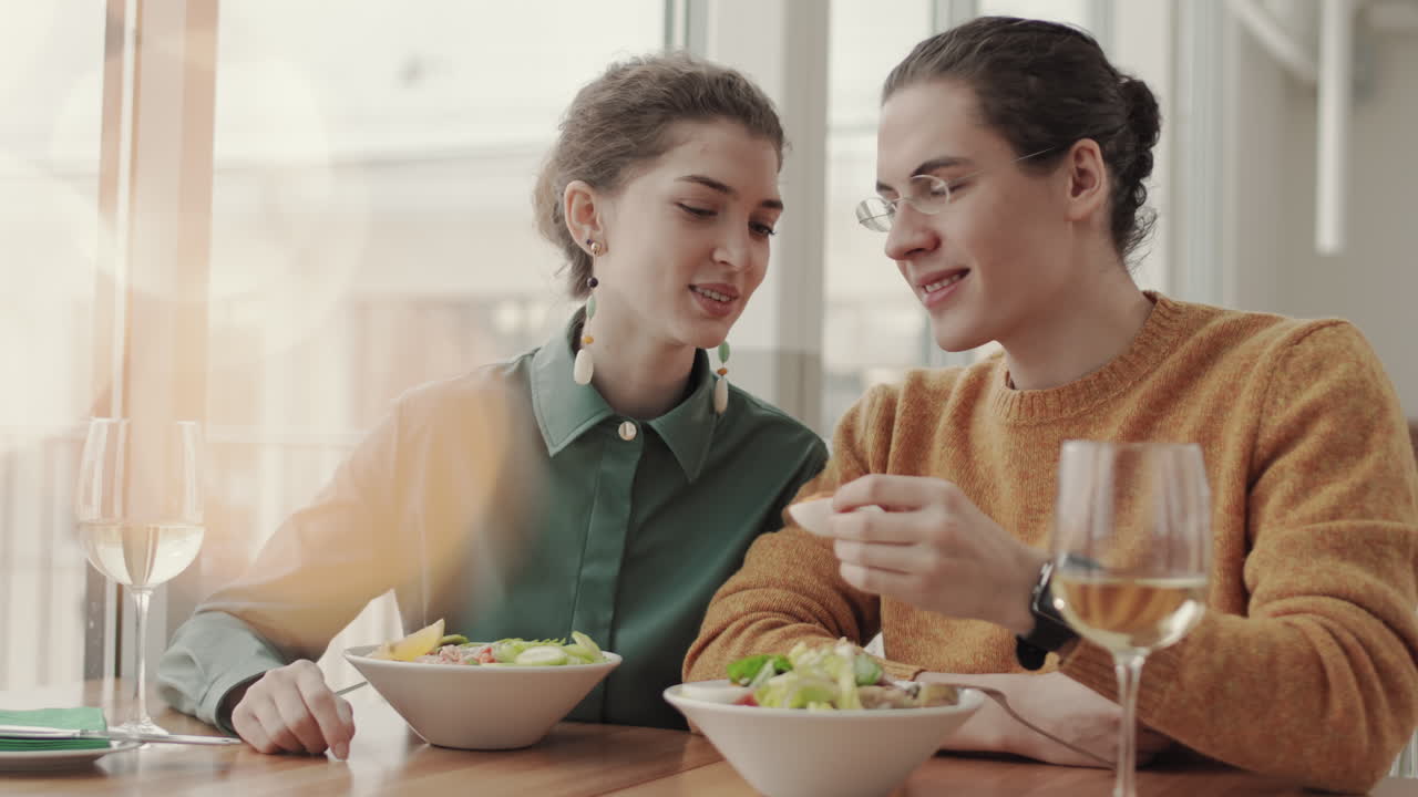 una pareja feliz almorzando en un café.