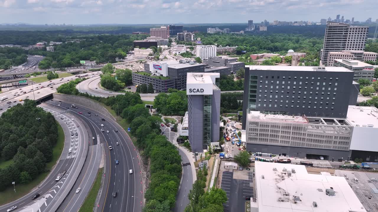 edificio de la universidad scad y vista de la calle, autopista de la ciudad de atlanta, carretera de la autopista tráfico fluido, georgia, ee.uu.