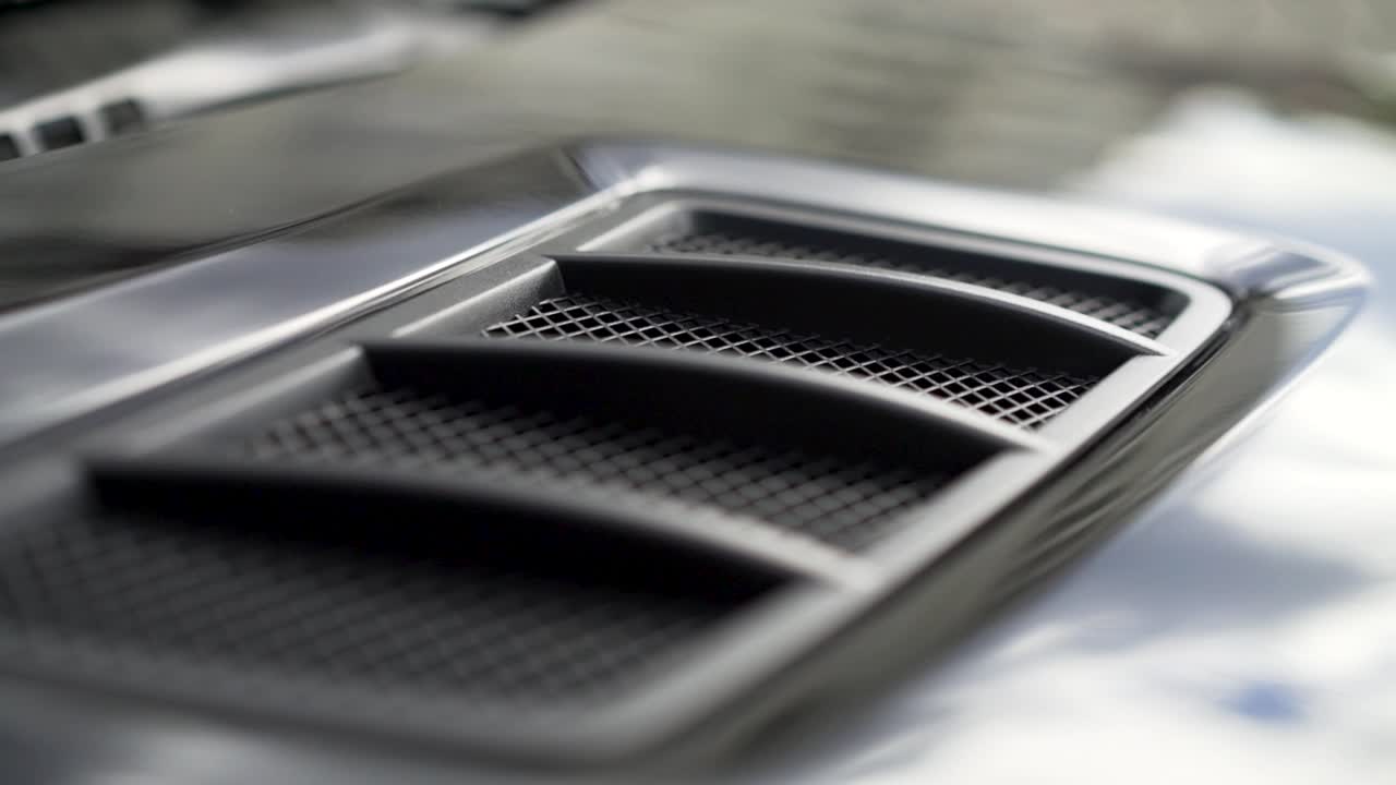 primer plano de un respiradero del capó de un automóvil