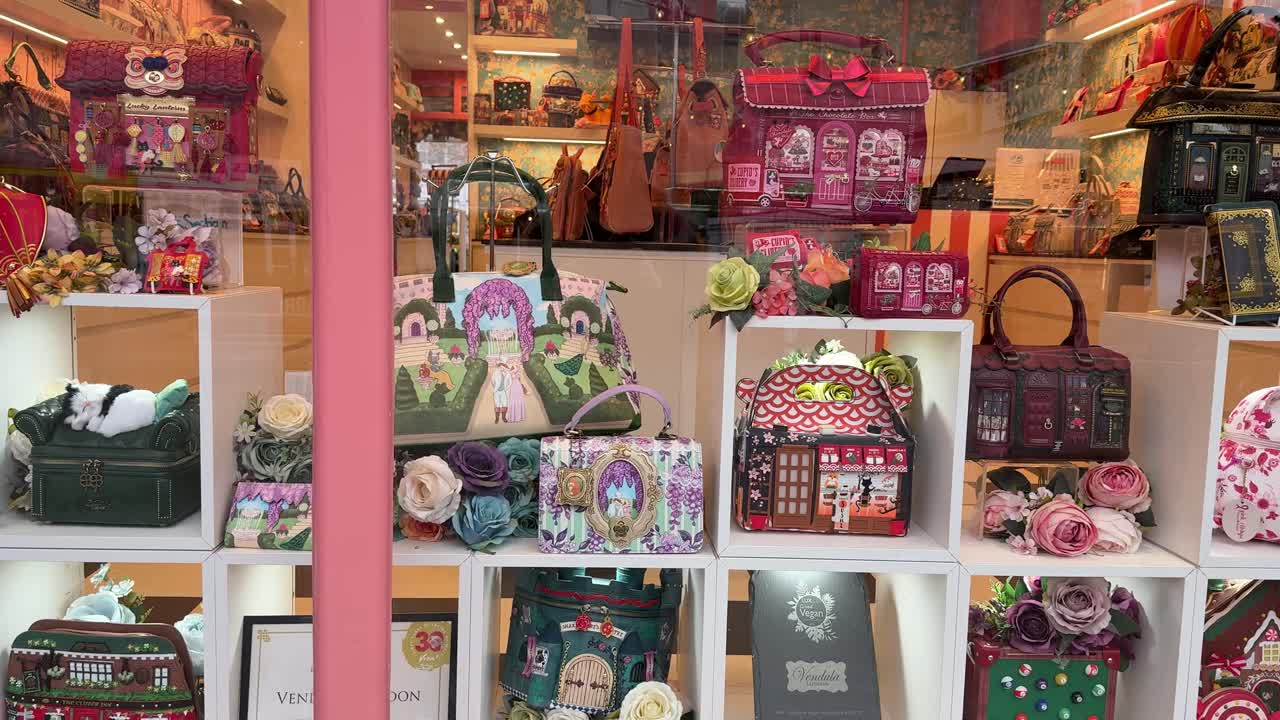 Jendela toko yang semarak dari butik Vendula London menampilkan koleksi tas tangan dan aksesori baru yang dirancang secara unik
