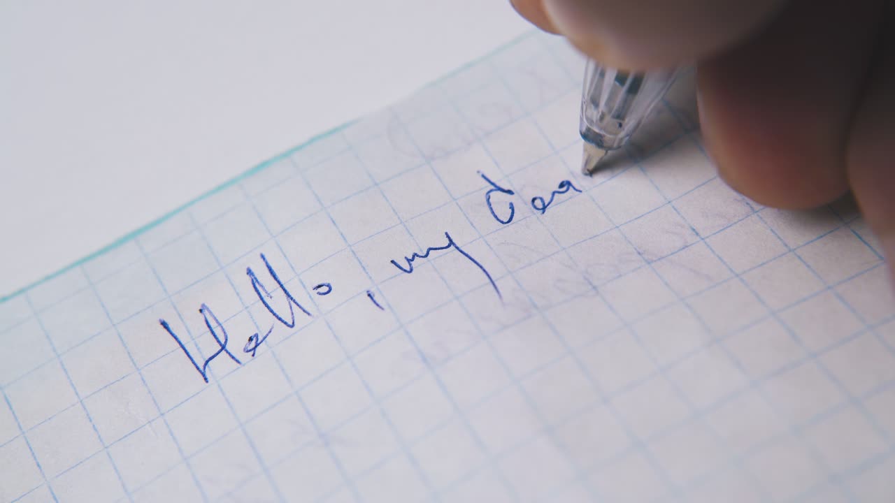 hombre escribe una carta cálida a un amigo con pluma en papel en blanco