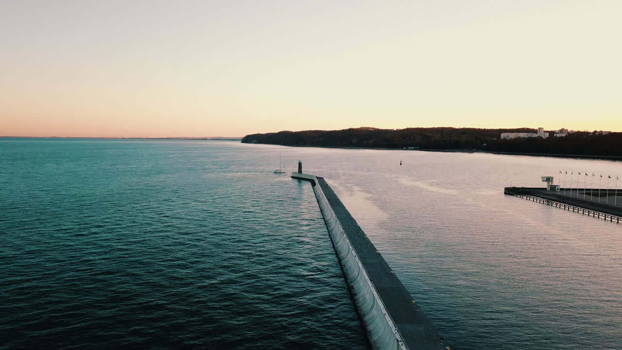 drone volando sobre el yate navegando hacia la bahía al atardecer-1
