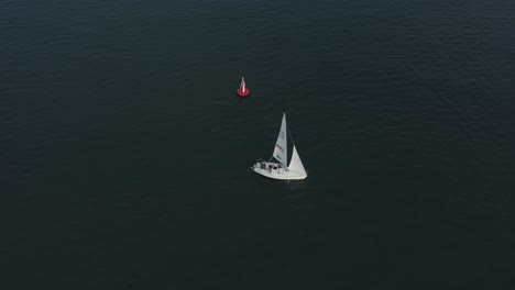 vista aérea, 4k, vista de cima para baixo do barco a vela